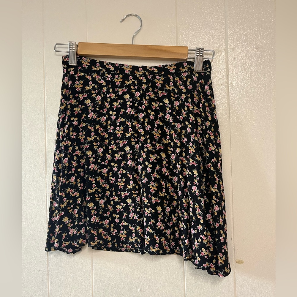 Forever21 black flowered skirt. Size S